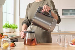 Двойностенна електрическа кана Sencor SWK 0850GY с регулиране на температура и U-образно дъно  